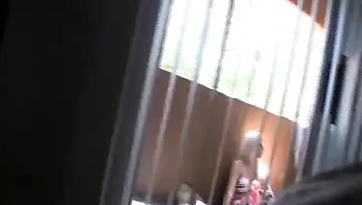 İri güzel kadın Karen Fisher ıslak amcığını dildoyla izledi