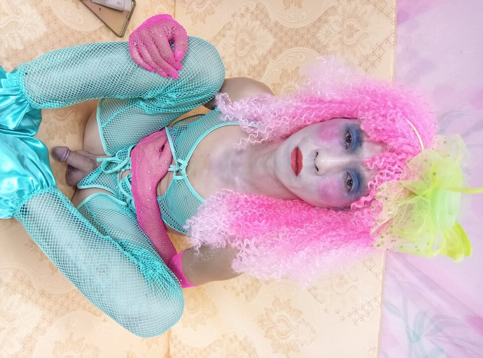 Oanh Le, transgender, vestida de forma sensual, pornô, cucu com demasiado prazer
