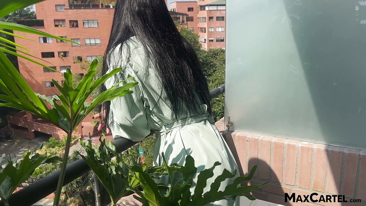 Latina peituda, puta de hotel, leva a cara coberta de esperma quente e espesso