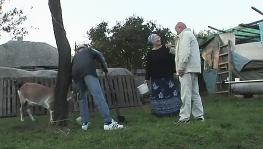 Oma mit dickem arsch mag sperma auf titten und fick im freien