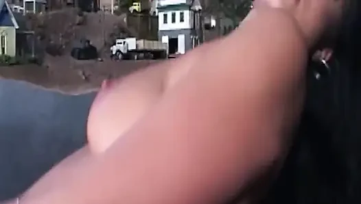 Olgun esmer açık havada sarışının damlayan amını yiyor