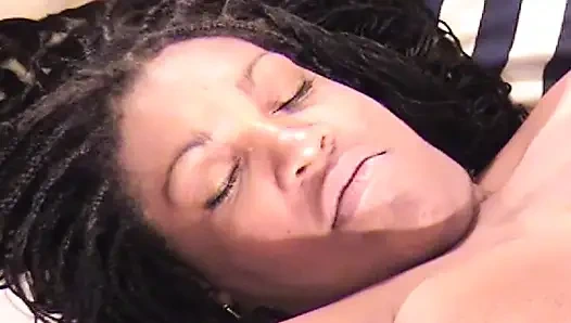 Грудастая милфа обожает ублажить себя новыми игрушками