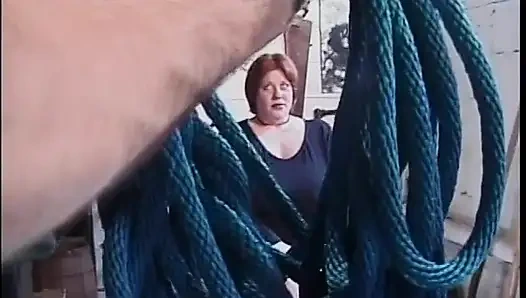 Брюнетку с массивным вымем ласкают и привязывают в камере