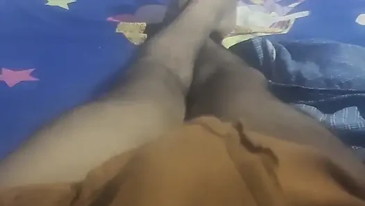 Adik tiriku lagi asik goyangin kontolku sampai aku crot di tangannya