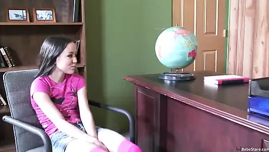 Üniversiteli kız sikilirken pembe çoraplarını açık tutuyor