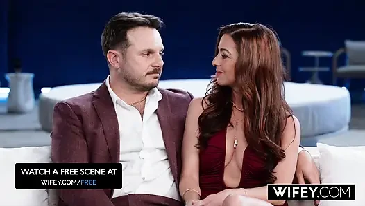 Istri seksi rambut merah jezebel gambino dicrot di dalam saat threesome sementara suami merekam