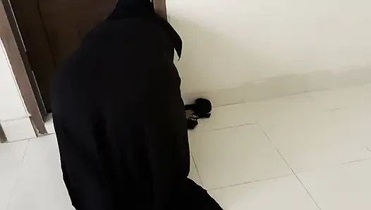 Suudi Arabistan'da kafası sıkışınca güzel bir hizmetçiyi sikiyor