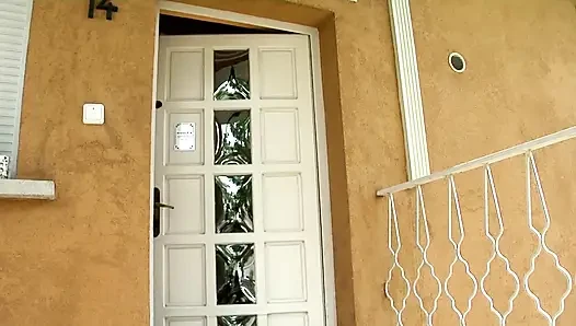 Cewek nakal rambut pirang ini suka banget nyepong kontol sampai dicrot di dalam