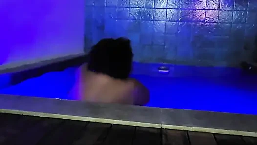 Die stiefmutter duschte nackt, als ihr stiefsohn eintrat und sex mit ihr hatte.