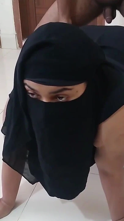 Moment puissant de « Une soubrette saoudienne sexy se fait sodomiser par un invité inconnu quand elle l’a séduit pour se fait baiser par lui »