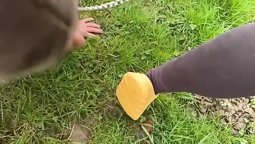 Kadın kılıklı yavru köpeğim için açık havada aşağılama