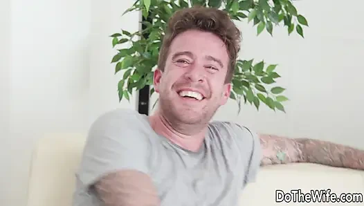 Memek emily ross si cewek hot rambut pirang dientot habis-habisan sama pria lain atas ijin suami