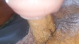 Eingeölter kleiner behaarter penis schießt sperma