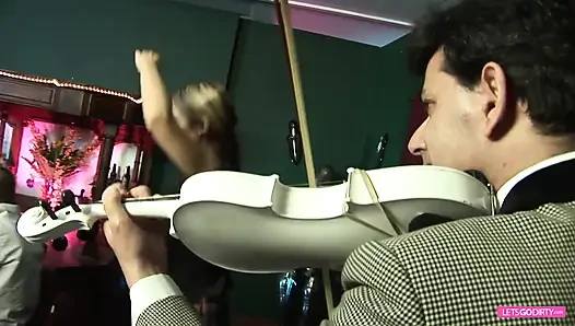 Büyük memeli sürtükler için çifte penetrasyonlu grup seks partisi