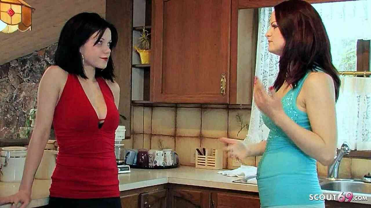Nimfomanka milfa zavodi prvu lezbejku nevinu devojku iz susedstva