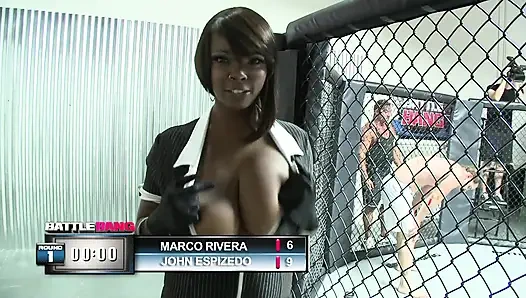 Чернокожая крошка наслаждается ублажанием члена мужика на ринге