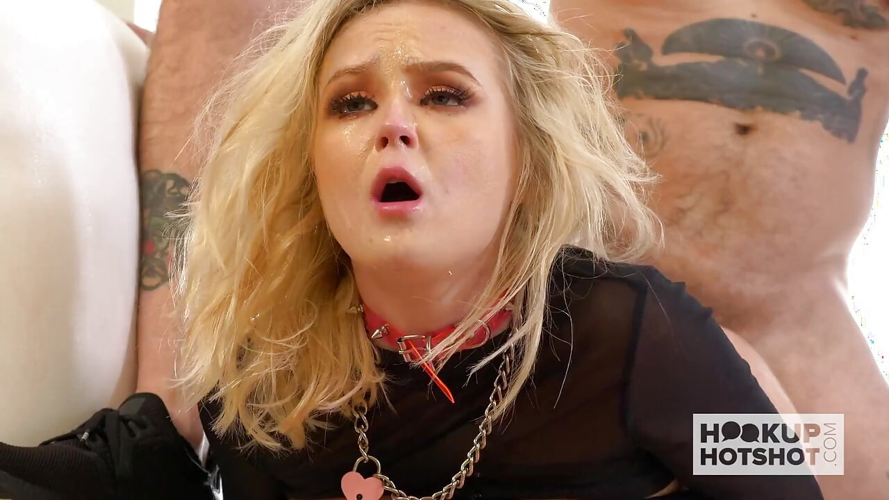 Prekrasna tinejdžerska ljepotica Natalia Queen dobiva žestoko od prevaranta