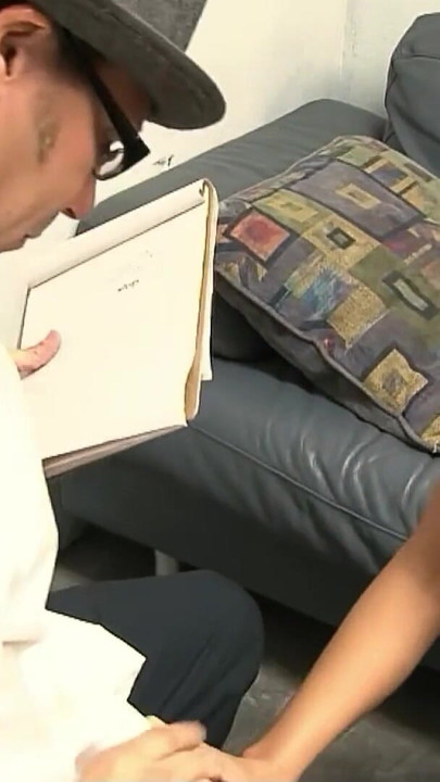 Nymfoman solbrun pige Cece Stone forføre ældre læge med lang pik til at kneppe og creampie hende | Klip 1