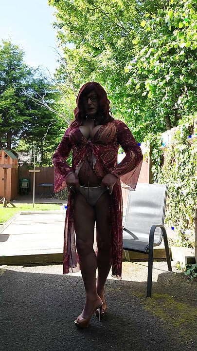 Crossdressing Kellycd2022 menikmati cuaca hangat yang indah dalam nilon dan tumit