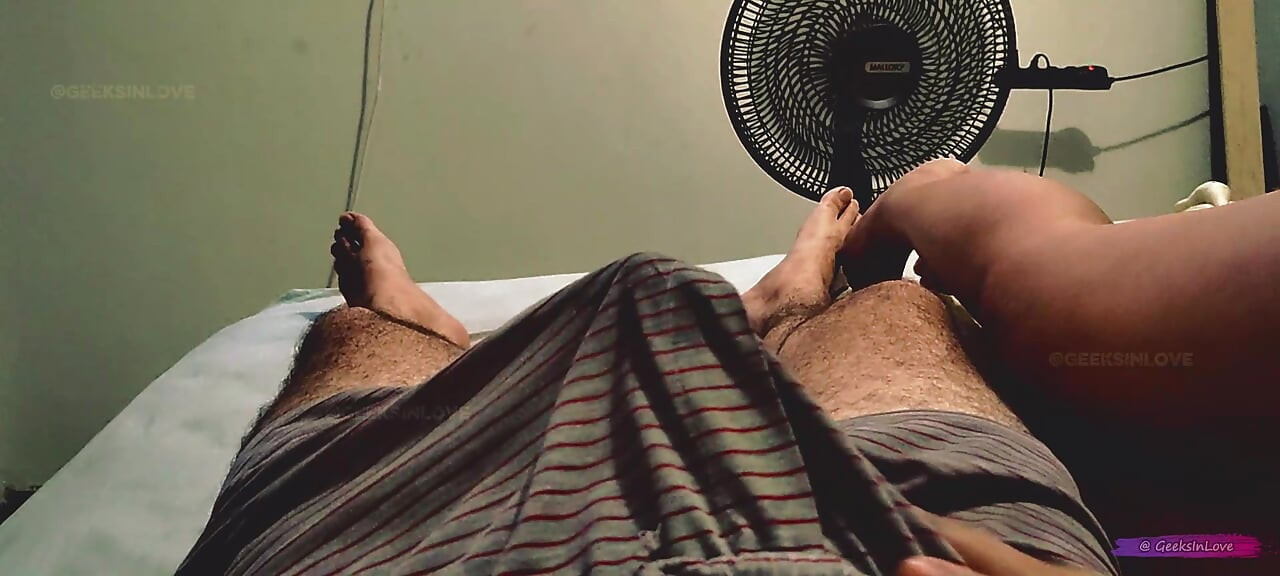 Cowok ini ngocok kontolku sambil pakai piyama sampai dia nggak kuat lagi!