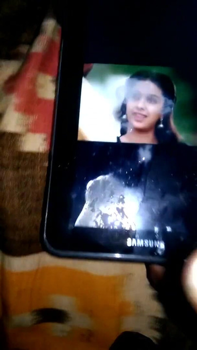 Zapanjujući trenutak iz "Keerthy Suresh Cum Shower"