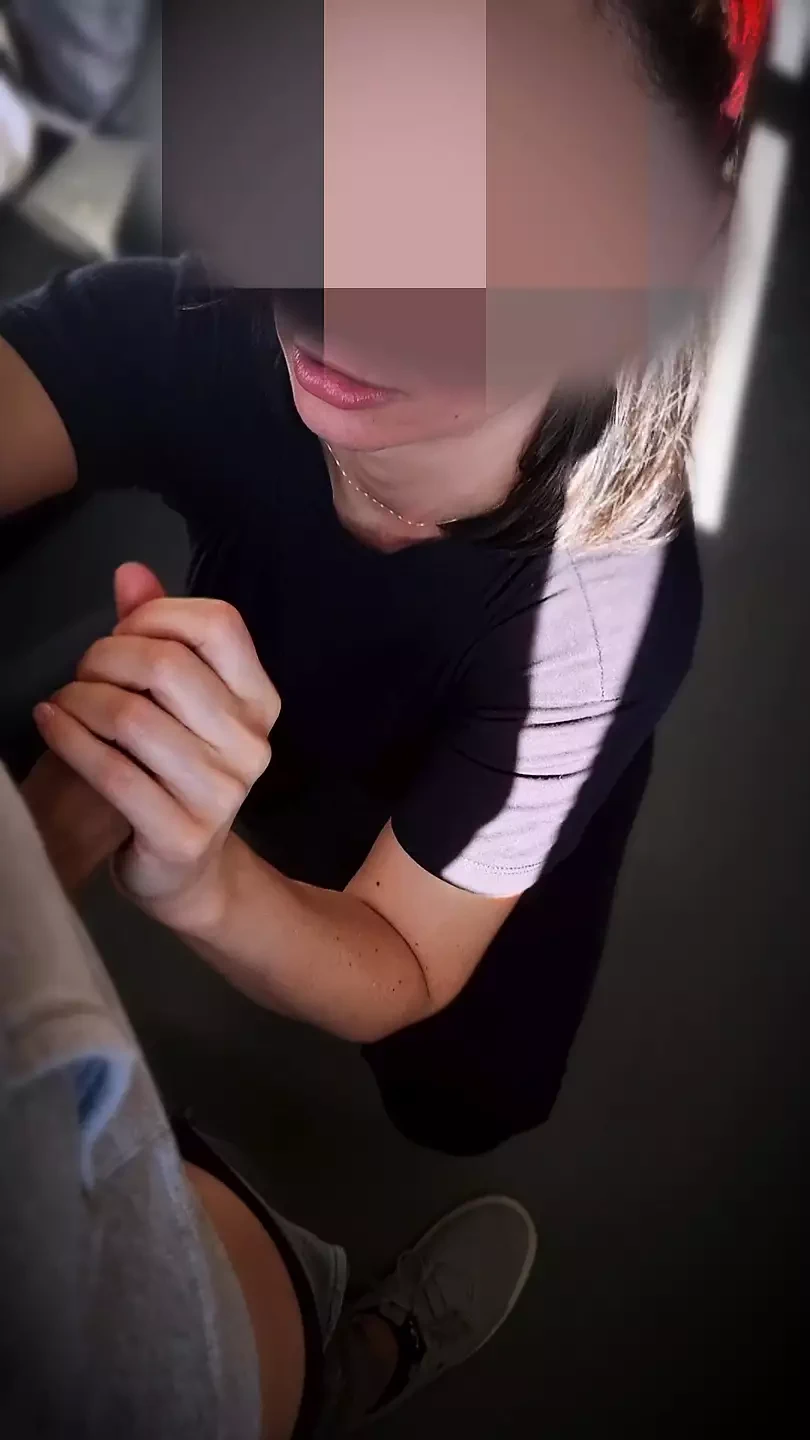 在Uber到达之前对同事快速口交。