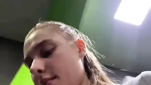 Jucielussie lagi olahraga di gym