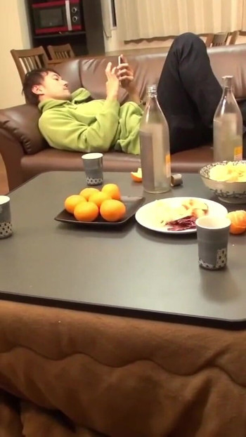 一个新的发现，你可以在小津看到尽可能多的内衣，当他们在 kotatsu！2 | 短片 1