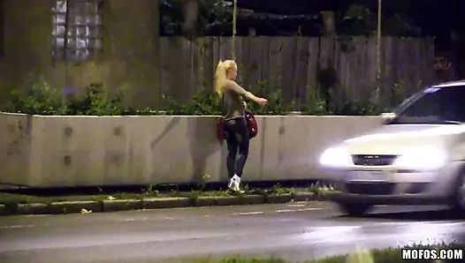 Mahsur kalan gençler - Rus sarışın Lola Taylor erkek arkadaşını aldatıyor ve göt oyununa bayılıyor