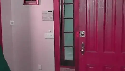 Banyoda baştan çıkarıcı esmer: tutkulu oral zevk