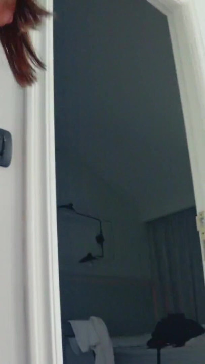 De onderhoudstechnicus ontdekt Candy Giada en Marika Milani in de badkamer | Clip 1
