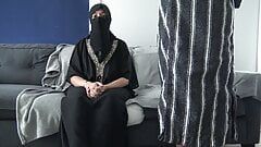La moglie araba ha un grosso problema con il piccolo cazzo del marito