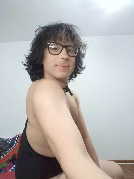 Sissy Lara White muestra su cuerpo en traje de baño. femboy, trap, trans, transexual, transgénero, travesti culo. botín