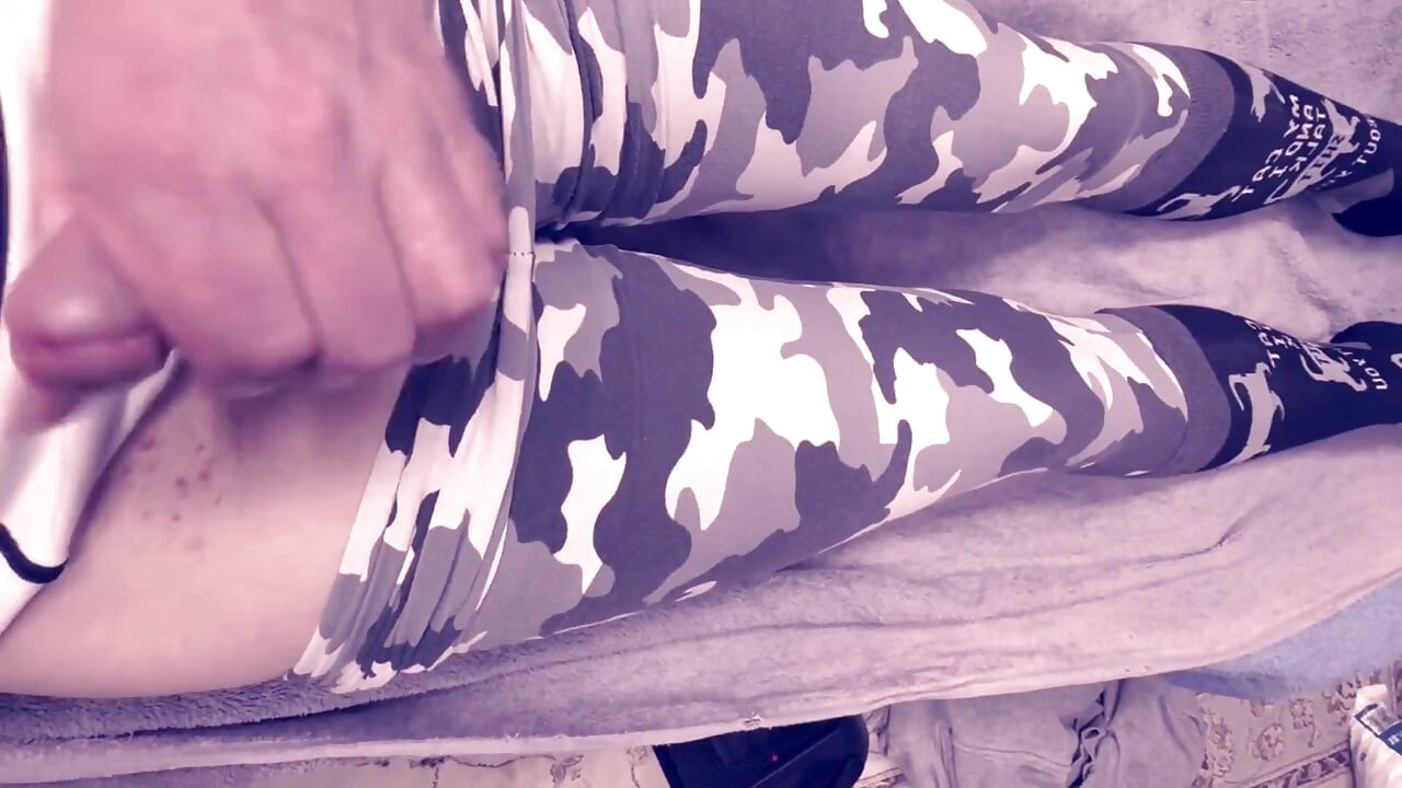 Une tapette en legging jouit pour son papa
