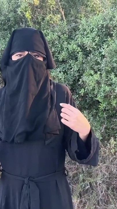 Λιβανέζα γκόμενα με μαντήλα παίζει με το μουνί της στο δάσος και χύνει | Κλιπ 1