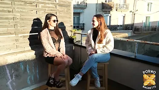 Emma, büyük doğal göğüslü muhteşem sarışın, ilk kez kameranın önünde sevişiyor!