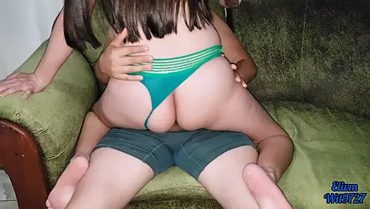 Üvey kız kardeşim onu sikmek için beni uyandırıyor