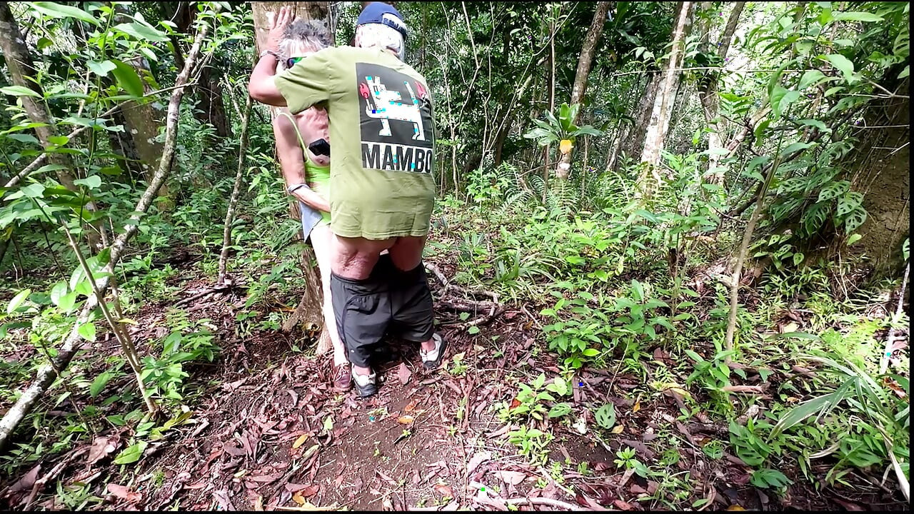 Dwóch seniorów widzi, czy mogą nadal pieprzyć się z drzewem