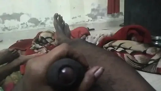 Aku fisting memekku dengan lembut di dalam