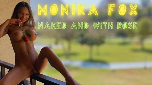 Monika Fox Telanjang Dan Dengan Mawar Di Depan Piramida