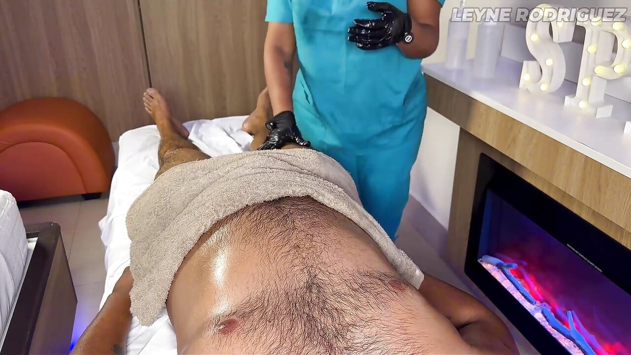Leyne rodriguez asli shaukiya laitina ki pahli baar koshish kar rahi hai Nuru Gel