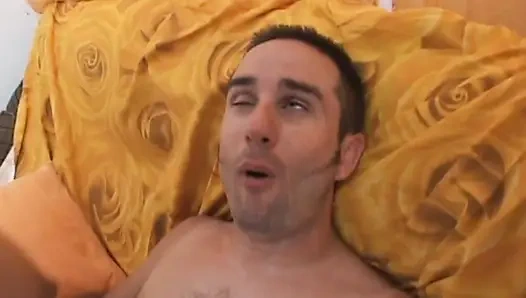 Sarışın İtalyan orta yaşlı seksi kadın üç genç eş değiştiren tarafından sikiliyor