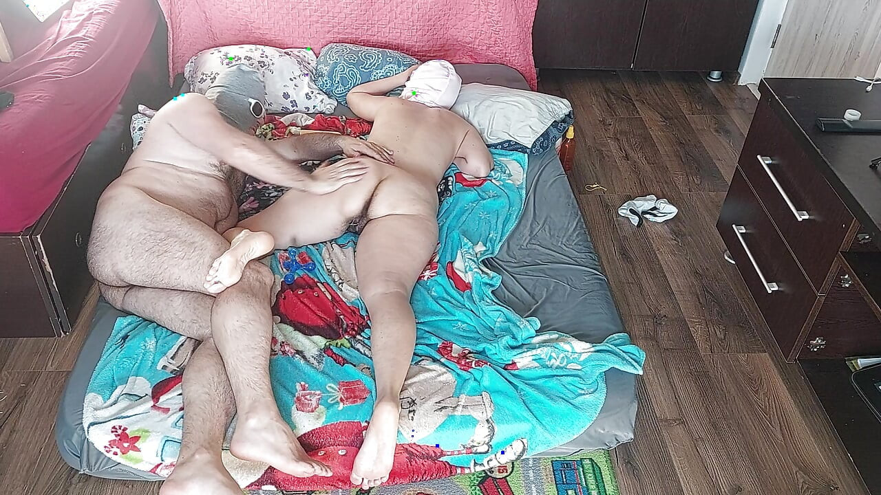 Pareja amateur masaje sensual con aceite.
