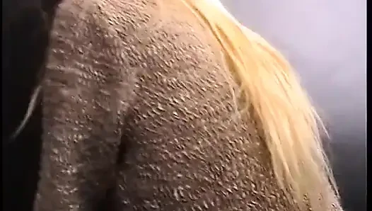 Tante semok rambut pirang lagi asik nyepong dan ngentot kontol posisi cowgirl di ruangan casting