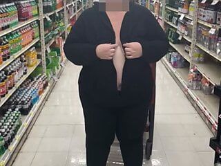 Je montre mes seins au supermarché.