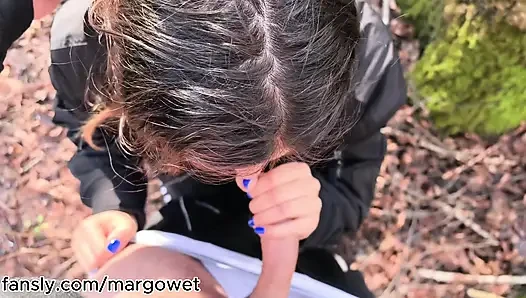 Amateur outdoor-blowjob im wald - sie schluckt mein sperma auf den knien