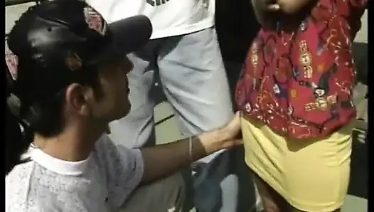 Muhteşem sarışın orta yaşlı seksi kadın yarağını vahşi bir gezintiye çıkarıyor