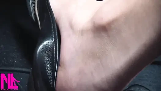Membangkitkan dan mengemudi dengan flat kulit hitam di barefeet
