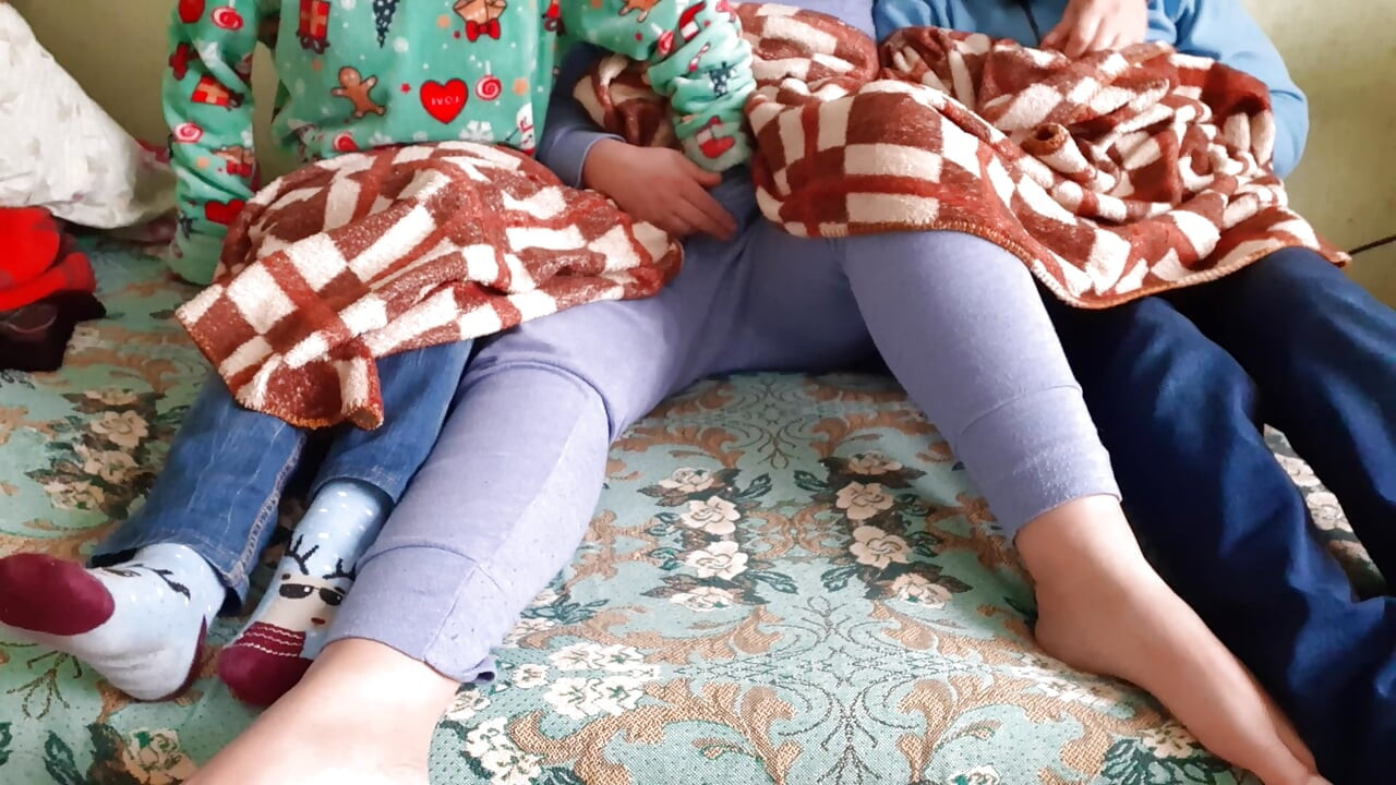 La hermana de mi novia me masturbaba mientras los tres veíamos una serie de televisión