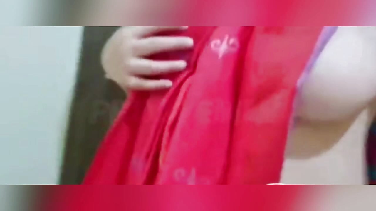 Mostrando tetas con sari
